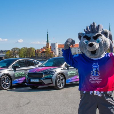 Video: 'Škoda' hokeja čempionāta rīkotājiem Rīgā izsniegusi elektromobiļus