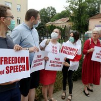 На пикет к посольству Белоруссии вышли 40 человек, включая депутата ЕП Калниете