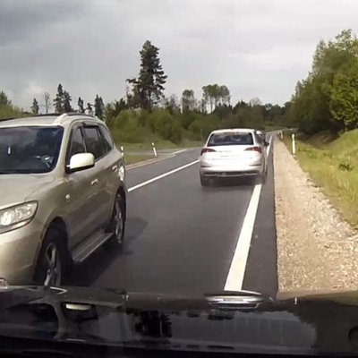 Video: Četri auto izvairās no pretējā joslā bīstami iebraukuša auto