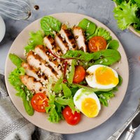 Figūrai draudzīgi vistas filejas salāti: 14 receptes vakariņām un līdzņemšanai