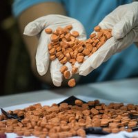 Policija pie narkodīlera Rīgā atrod MDMA tabletes un marihuānu