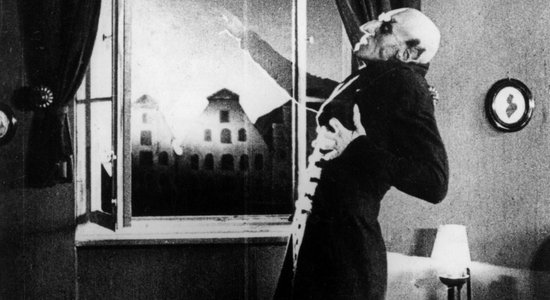 1922. gads: Latvijā ievēlē pirmo Saeimu un ievieš latu, kino skatītājus biedē Nosferatu
