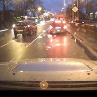 Video: BMW bīstami manevrē uz dzelzceļa pārbrauktuves Juglā