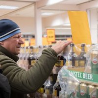 Алкогольная "нокиа". Как Латвия зарабатывает десятки миллионов евро на алкотуристах из Эстонии и Финляндии