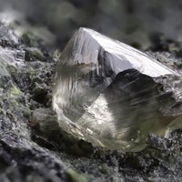 Ģeologi Zemes dzīlēs 'dzimušā' dimantā atrod iepriekš neredzētu minerālu