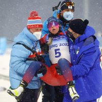 Норвежскую биатлонистку накрыло на Олимпиаде: завершала гонку на автомате, а с финиша унесли на руках