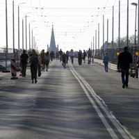 Rīgas dome joprojām nav atsākusi būvdarbus uz Augusta Deglava tilta