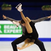 Fotoreportāža: krievu daiļslidotāju kārtējās medaļas dejās un dāmu grācija īsajā programmā