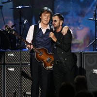 Pols Makartnijs uzņems Ringo Stāru Rokenrola slavas zālē