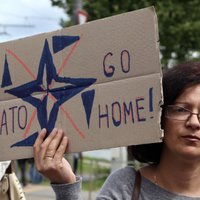 ФОТО: в Риге прошли пикеты за и против НАТО