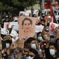 Tūkstošiem cilvēku Mjanmā protestē pret armijas sarīkoto valsts apvērsumu