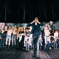 Foto: Pirmizrādi piedzīvojis Valmieras vasaras teātra festivāla centrālais uzvedums 'Citu dziesmu svētki'