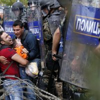 В Македонии мигрантов отогнали от границы слезоточивым газом