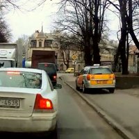 Video: Taksists veic mežonīgus manevrus Daugavgrīvas ielā