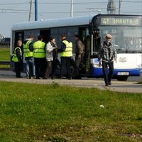 Rīgas dome akceptē rīdzinieku un nerīdzinieku transporta biļešu ieviešanu; opozīcija lūgs VARAM to apturēt