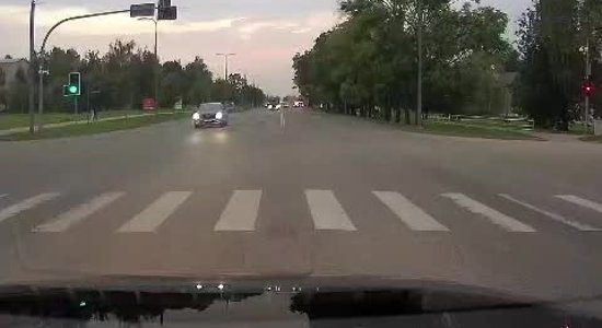 Video: 'Ecolines' autobusa vadītājs ignorē sarkano gaismu; uzņēmums veicis pārrunas