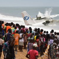 ФОТО: В Кот-д'Ивуаре упал в море военный самолет