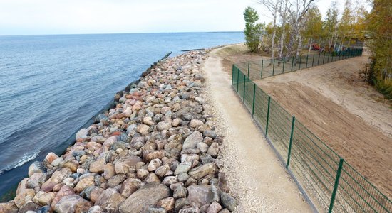 Pabeigti Daugavgrīvas krasta nostiprinājuma remontdarbi, atjaunota gājēju kustība pa dambi
