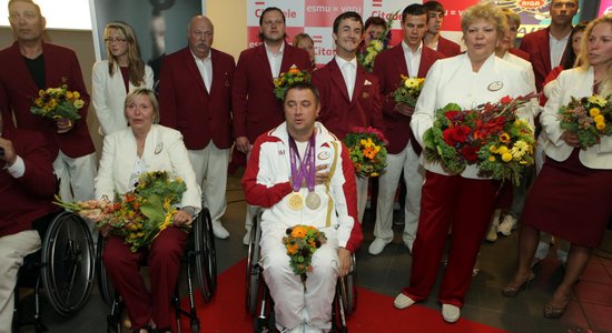 Fotoreportāža: Latvijas paralimpieši atgriežas Latvijā