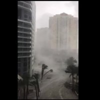 Video: Applūdis Maiami centrs, un tornado draud plosīt Džeksonvilu