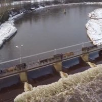 Iespaidīgs video: Kā no putna lidojuma pie HES izskatās pārplūdusī Ogres upe