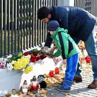 ФОТО: Рижане возлагают цветы к посольству России в память жертв авиакатастрофы