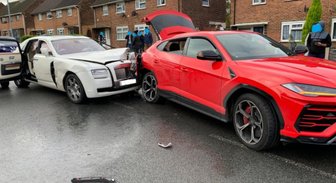 Foto: Lielbritānijā divu ļoti dārgu auto sadursme – 'Rolls-Royce' taranē 'Lamborghini'