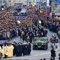Foto: Augstdzimušie un tūkstošiem rumāņu atvadās no Rumānijas pēdējā monarha Mihaja I