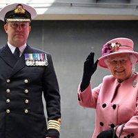 Foto: Karaliene saka ardievas vienam no lielākajiem britu kuģiem 'HMS Ocean'