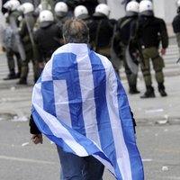 Парламент Греции одобрил требуемое кредиторами сокращение 29 000 госслужащих