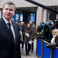 EP deputāts dēvē Dombrovski par jauno 'Misteru eiro'