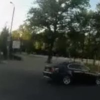 Video: BMW uz Valdemāra ielas ignorē sarkano un teju notriec gājēju