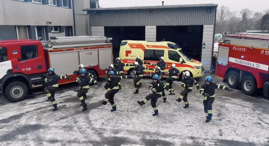 ВИДЕО. Зажигательный танец! Спасатели, медики и полиция поздравили Эстонию с Днем независимости