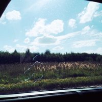 Akmeņi un šķembas vējstiklā – ikdiena uz Latvijas ceļiem