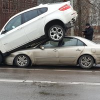 Foto: Rīgā autozaglis ar 'BMW X6' bēg no policijas un avarē