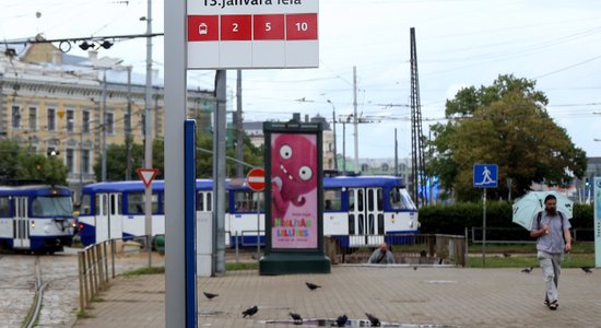 'Aizbrauc tur, nezin kur'. Sola risināt nestrādājošo 'Rīgas satiksmes' transporta ekrānu problēmu