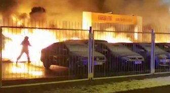 Video: Rīgā auto pārdošanas placī naktī dedzis 21 spēkrats