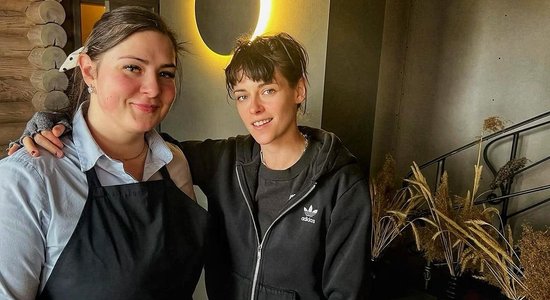 Latvijā viesojas 'Krēslas' aktrise Kristena Stjuarte; Ikšķiles restorāns: 'Viņa bija sajūsmā'