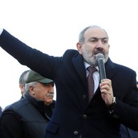 Пашинян заявил о попытке переворота и уволил главу генштаба Армении. В Ереване собираются демонстранты