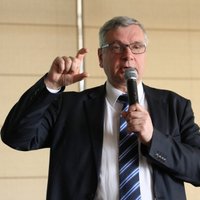 'Nerunā no tribīnes, jo nemāk' – Šadurskis skeptisks par deputātu latviešu valodas prasmēm