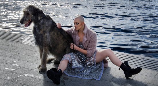 Foto: Krievijā populāra dejotāja pozē Daugavmalā ar milzu suni