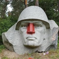 В Литве вандалы разукрасили нос скульптуры советского воина