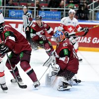 Latvijas hokeja izlase pagarinājumā piekāpjas Šveicei un piedzīvo septīto zaudējumu pārbaudes spēlēs
