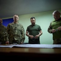 Kaujas Ukrainā: Zelenskis publicē foto ar ģenerāļiem pie kartes