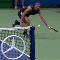 Video: Nadals trāpa apbrīnojamu sitienu apkārt tīkla balsta stabiņam