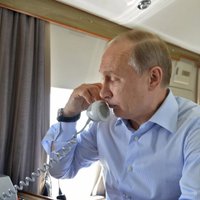 Kremlis: Putins un Obama telefonsarunā apsprieduši situāciju Ukrainā un Sīrijā