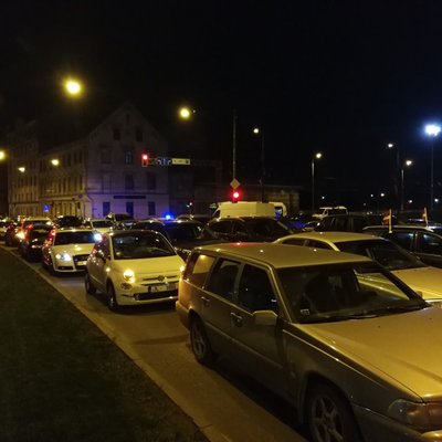 Simtgades sastrēgums – pat pāris stundas pēc salūta Rīgā svinētāji netiek mājās