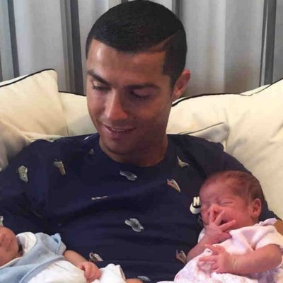 ФОТО: Криштиану Роналду показал своих детей близнецов
