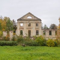 Утраченная слава: Руины поместья Вецмоку с самой длинной в Латвии аллеей голландских лип