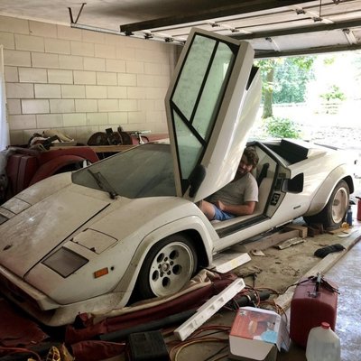 Foto: ASV iedzīvotājs vecāsmātes garāžā atrod 20 gadus nostāvējušu 'Lamborghini'